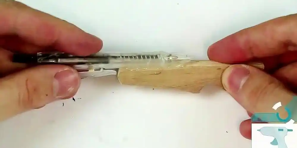好玩大神教你用笔做一支可以发射的笔枪