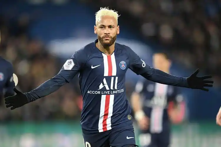 足球大巴黎三名队员确诊感染新冠法媒称其中包括内马尔