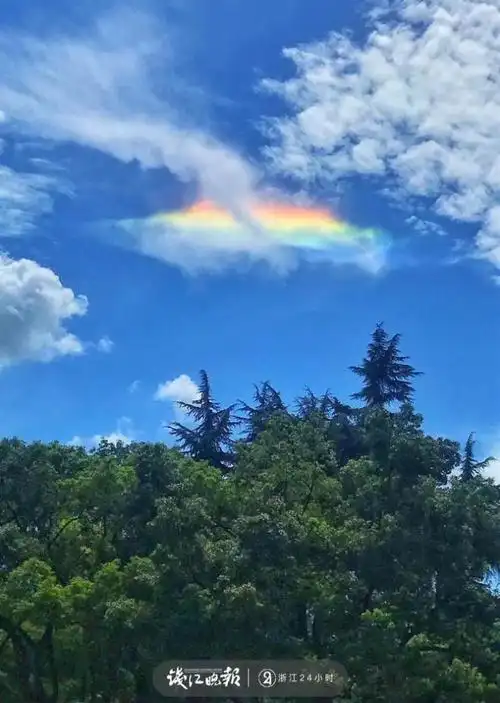 台风到来前杭州天空出现美丽的七彩云朵你拍到了吗