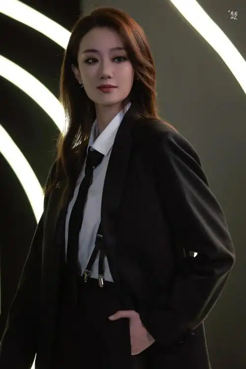 女星的酷是男艺人达不到的高度,尤其是金晨的低胸中性风__凤凰网