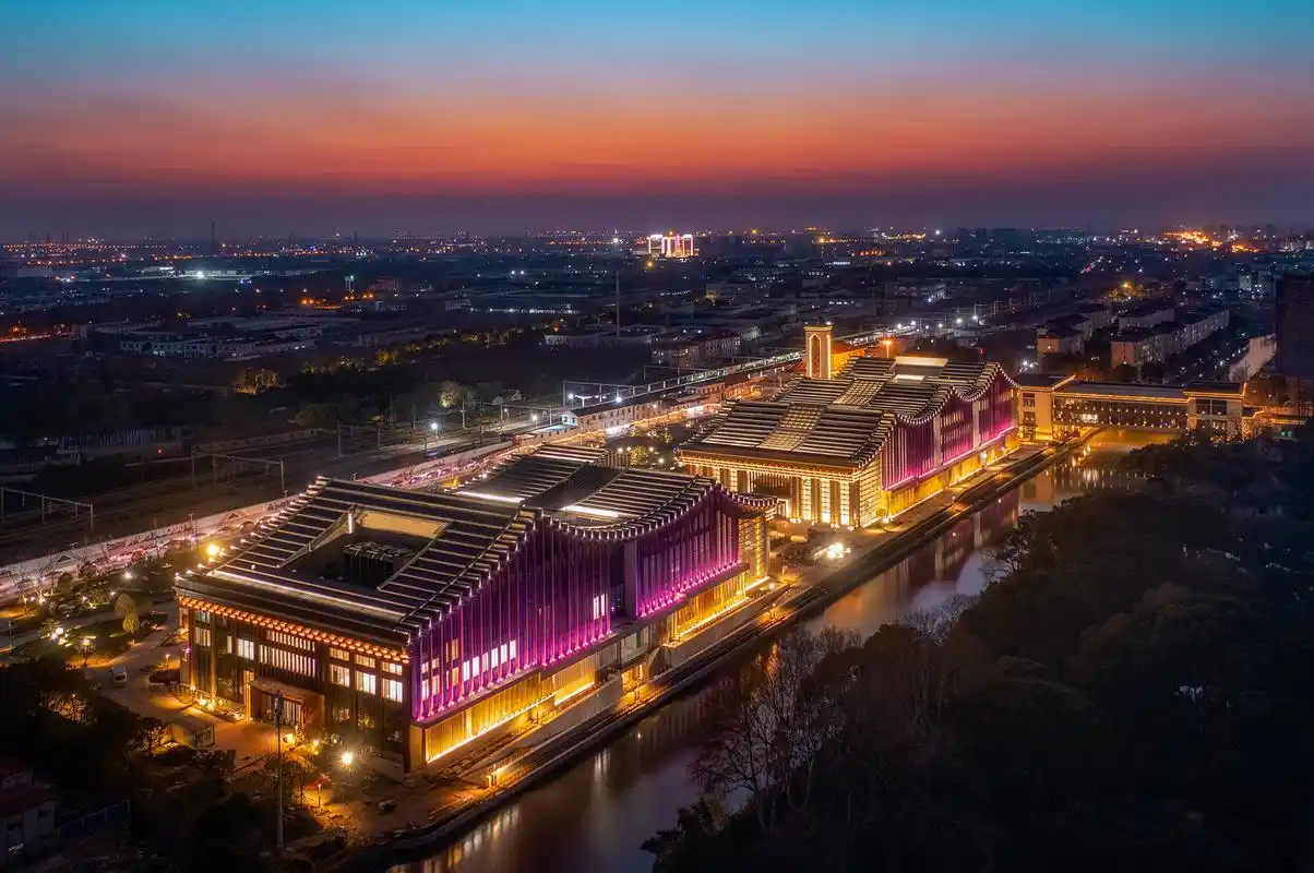 位于醉白池公园南侧,轨道交通9号线醉白池站东侧的云间会堂文化艺术