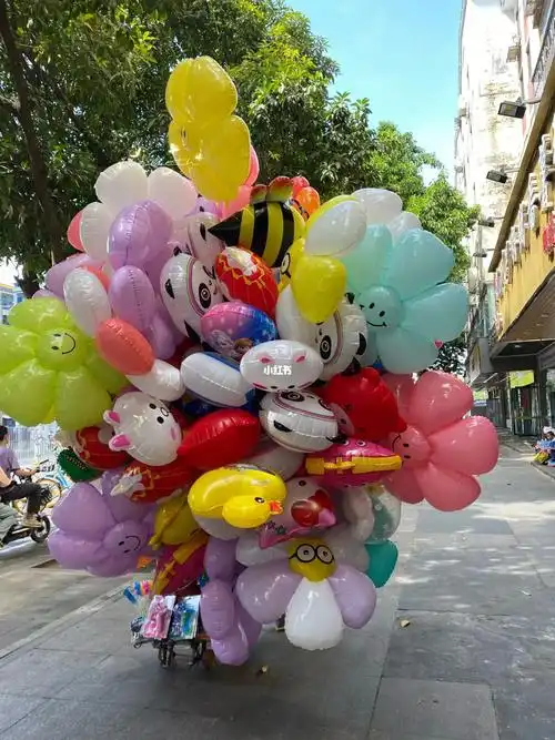 深圳街上卖气球的人