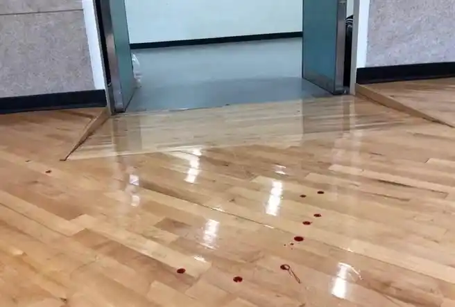 陈顺详一路流血走进休息室内,地板上满是血迹.(黄及人摄)