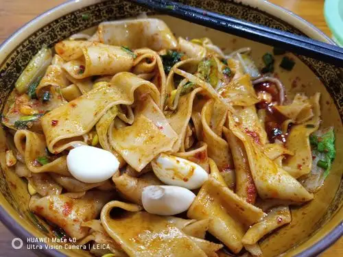 一碗油泼面,配上半头蒜