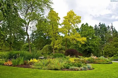 park, drzewa, klomby, kwiaty, £awka