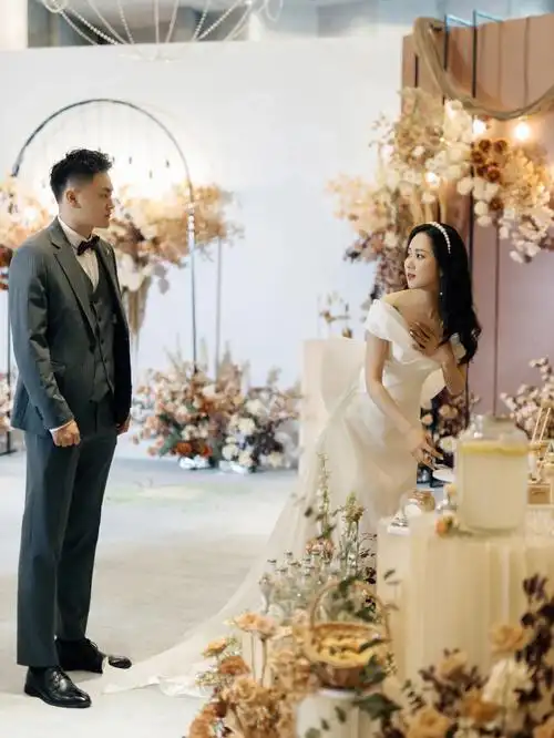 前期跟我沟通基本说一句话要隔好几天的露露拍起照来还是相当温柔的