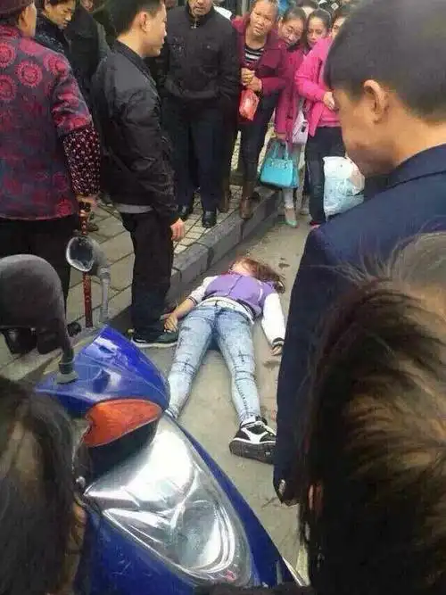 武冈四海宾馆门口一年轻女子离奇死亡