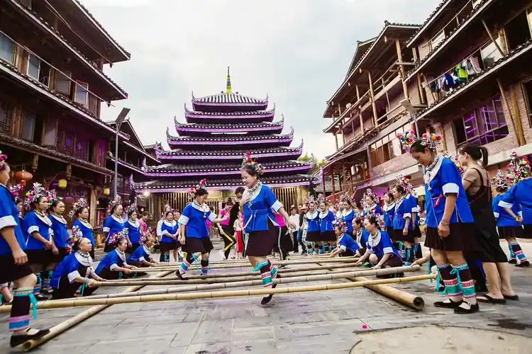 侗族民族歌舞表演.