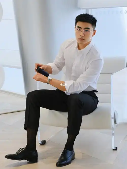 早上好你的男秘书已上班并为你泡了咖啡