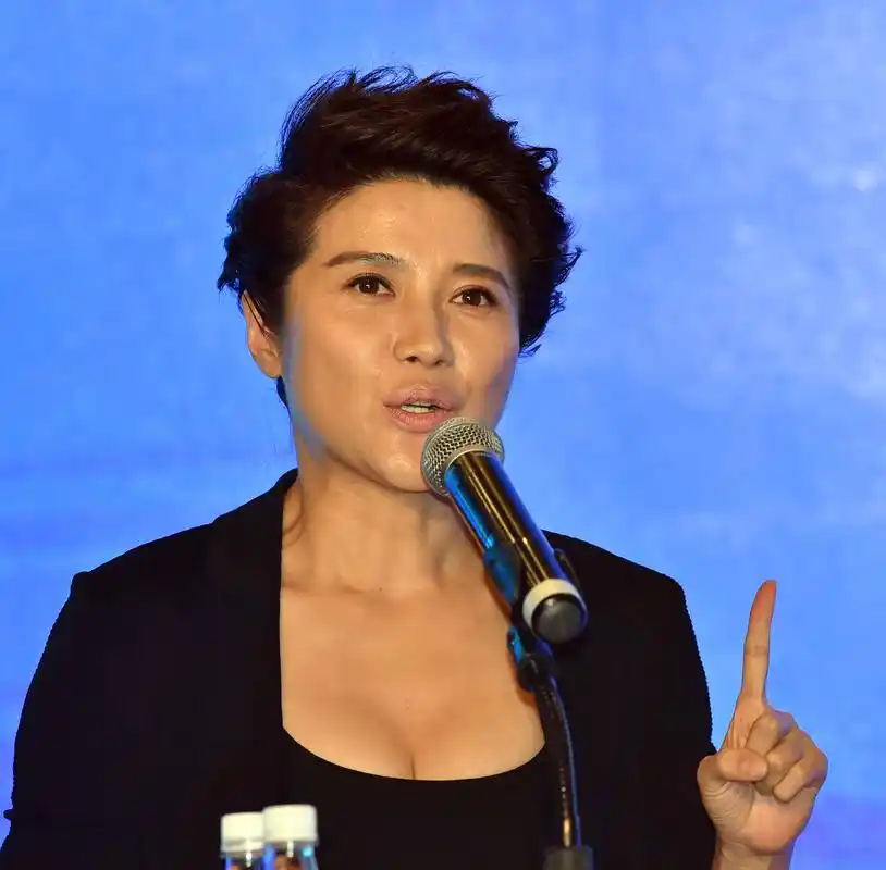 曾是知名演员,为照顾母亲跑八年龙套,复出后凭一部戏获八料影后