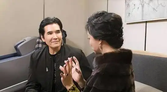 63岁费翔悲痛发出讣告!母亲在上海去世,失智5年需要24