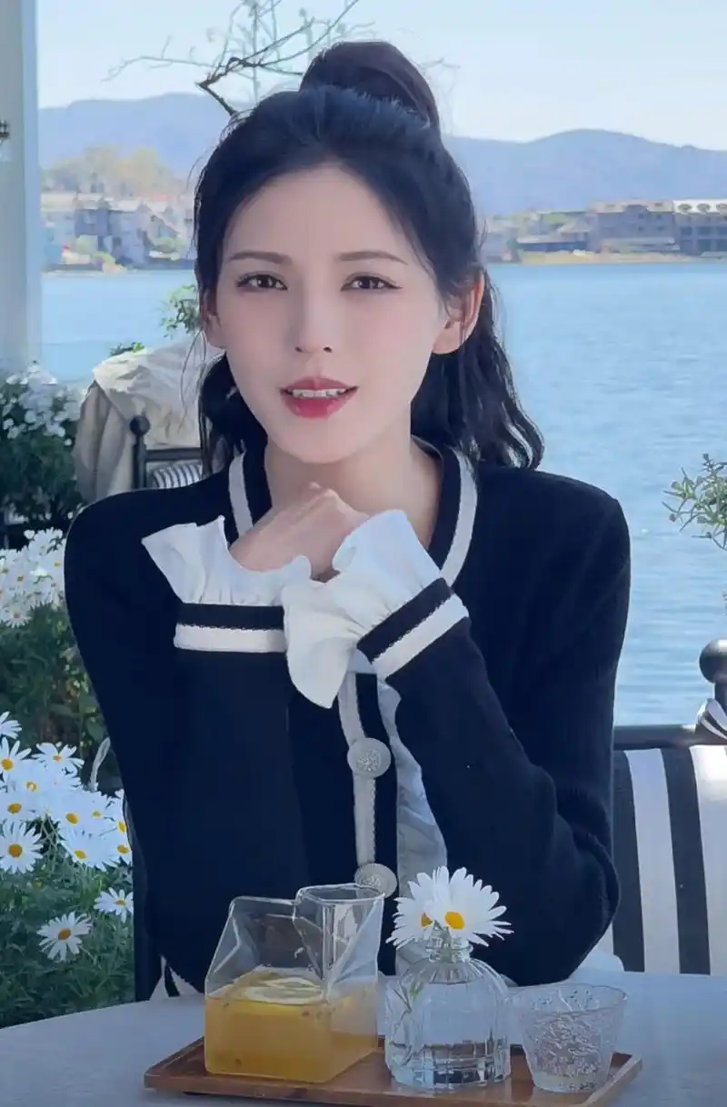 张予曦坐在海边录短片,梳起高马尾脸型还那么小,长相属实优越.