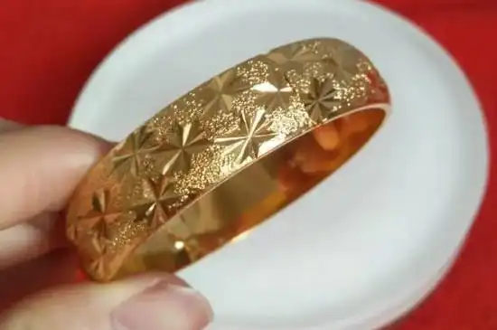 黄金手镯上有红色锈迹怎么办