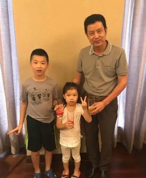 郎平一家三口探望瘫痪名将,周苏红前夫久违露面,女儿已经3岁大