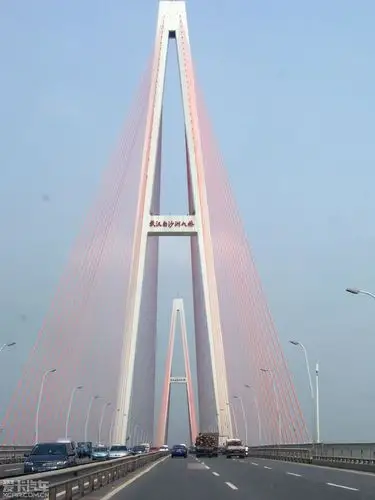 很快来到白沙洲大桥,有收费站,以为要交费,工作人员
