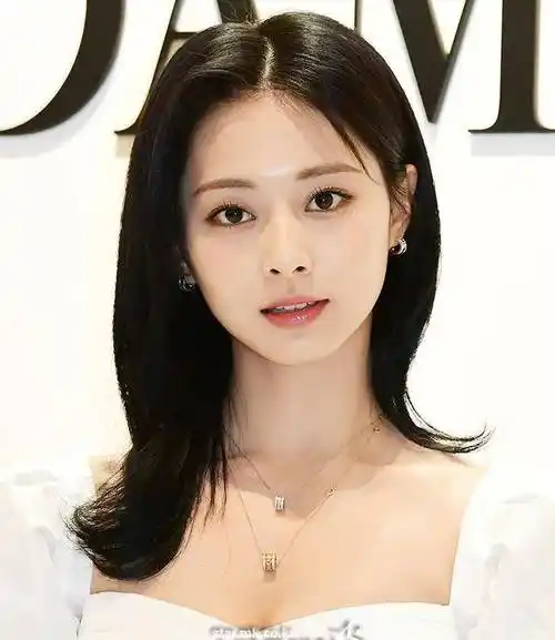 全球最美面孔的周子瑜白色长裙参加活动,身材曼妙,肌肤白皙细腻_发展