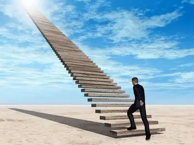 上楼梯的人图片