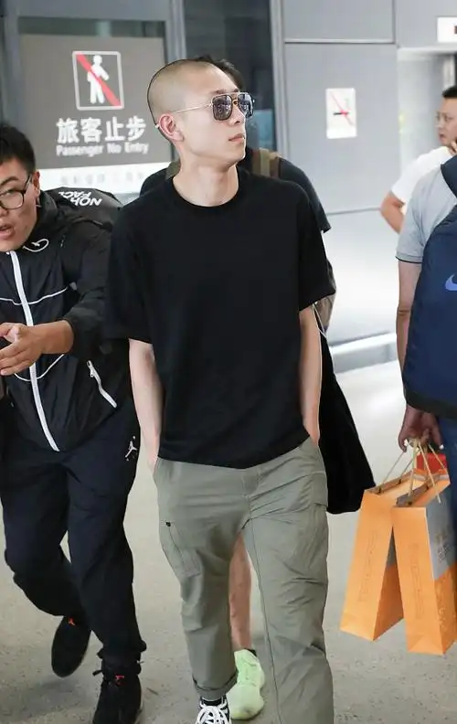 不得不说,这佛系光头加墨镜的搭配,让张一山一下就成熟好多.