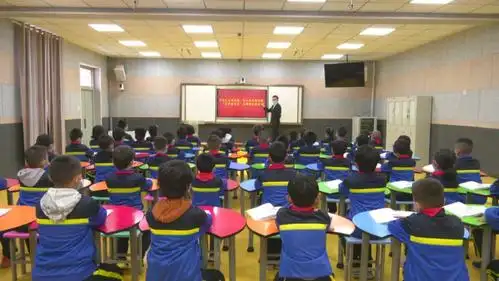 近日,伽师县第二小学各班开展了"传统文化进校园,礼仪花香满校园"主题