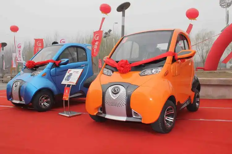 展开全部 山东丽驰新能源汽车有限公司 制造的a01电动车.原来叫嘎路