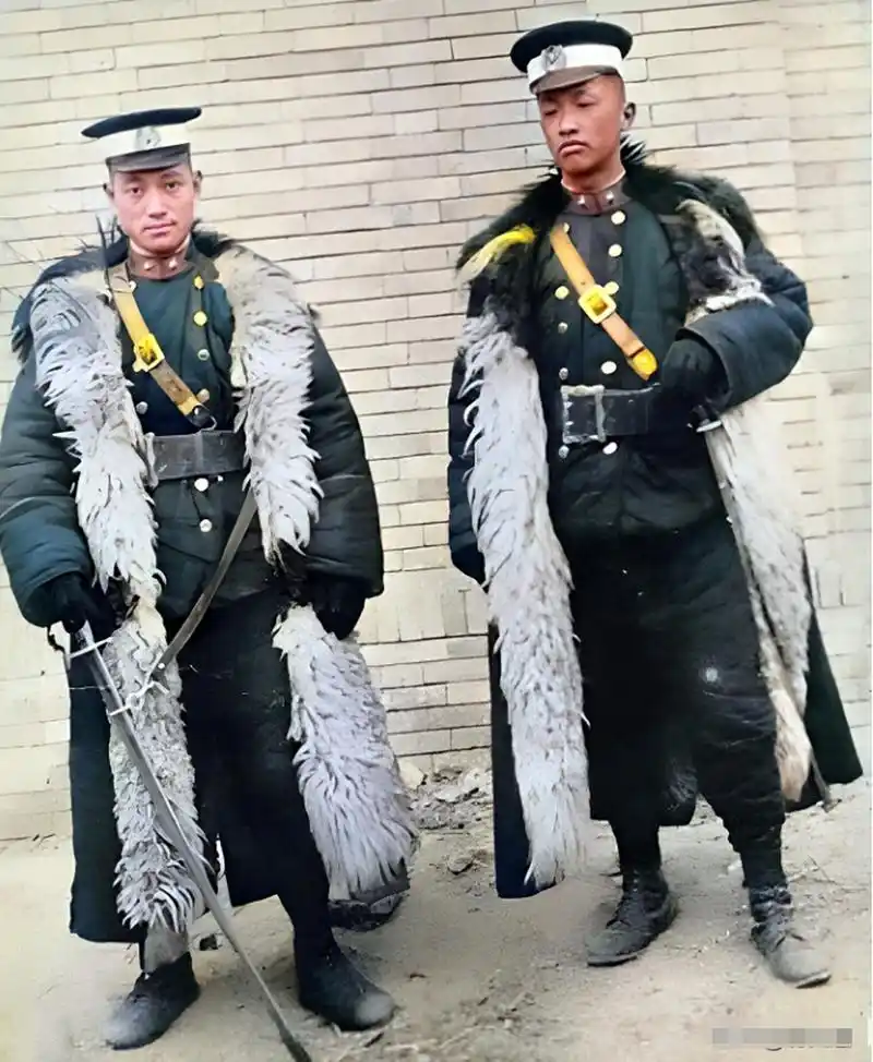 在1910年代,时值一个寒冷的冬天,两个身着皮大氅的军人站在一起合影.