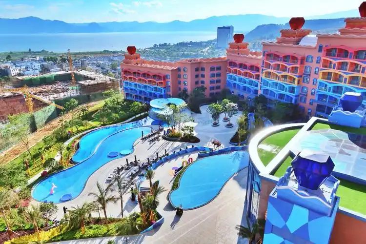 住在抚仙湖的梦幻城堡享海豚湾之夏