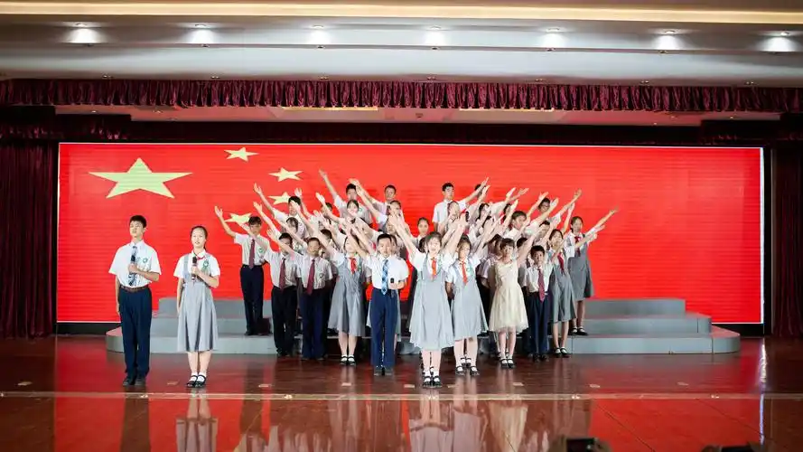 清丽的歌唱,洪亮的朗诵,变换的队形……充足的气场与作品高昂