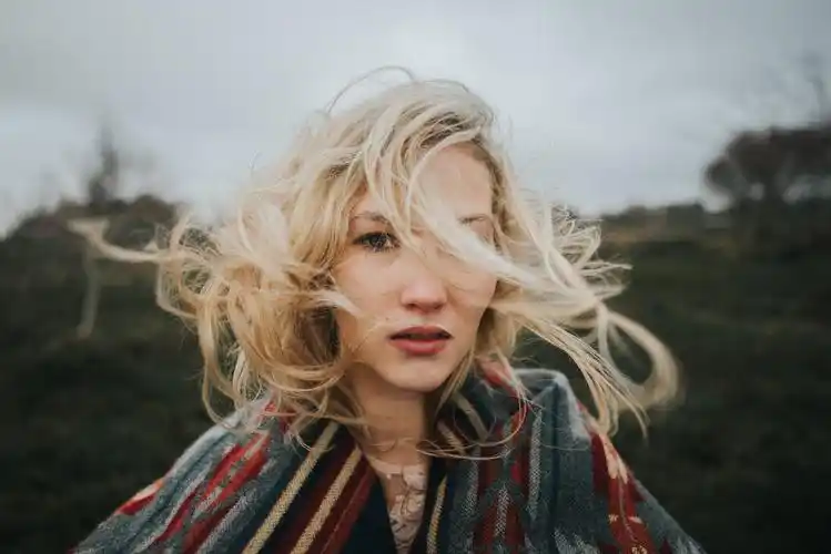 人物美女金发户外美女头发在脸上凌乱的头发看着你自然有风women