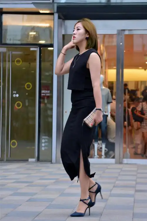 黑色高腰裙,搭配一双尖头细高跟,时尚漂亮还展现气质