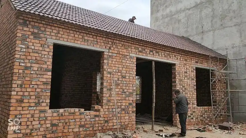 昨天上樑后大瓦房已上了靓丽的琉璃瓦