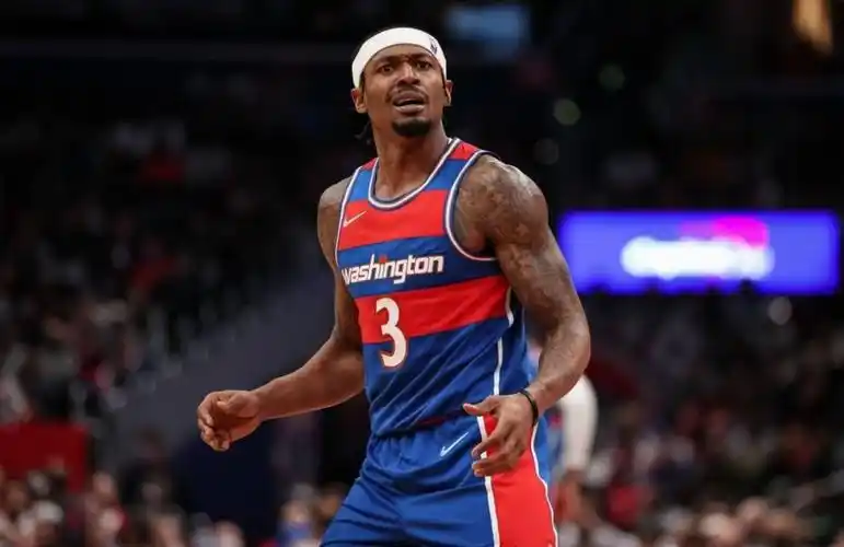 球王会体育布拉德利比尔在祖母不幸去世后缺席的评论