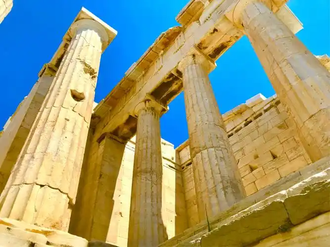 被认为是世界新七大奇迹之一 希腊最杰出的古建筑群 帕特农神庙是卫城