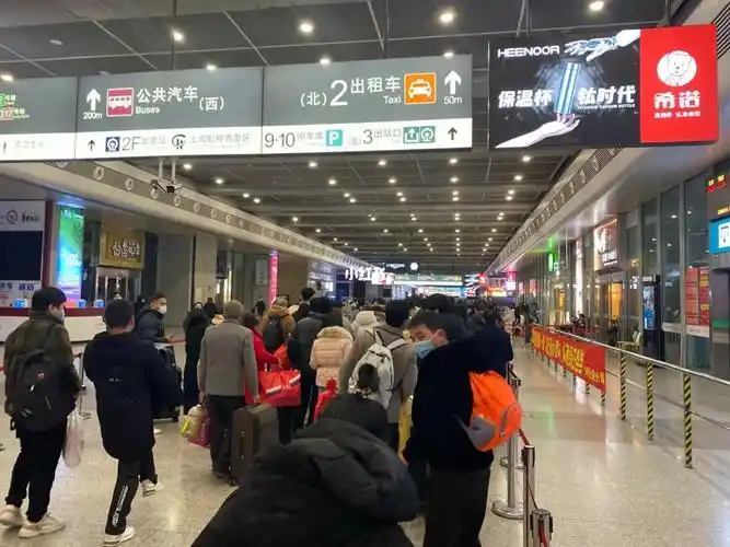 深夜的上海高铁站依然排队中