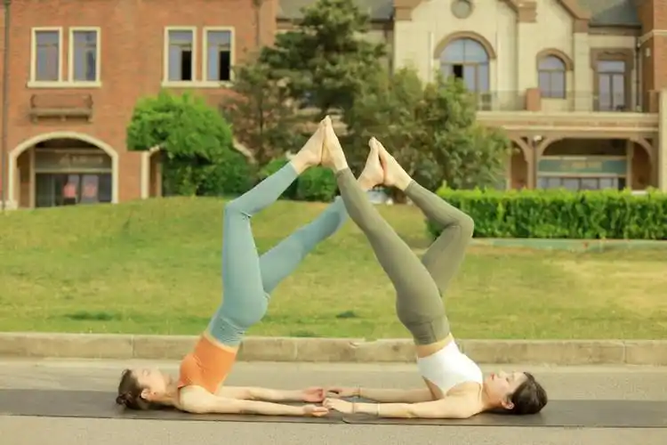 配色超好看的双人瑜伽