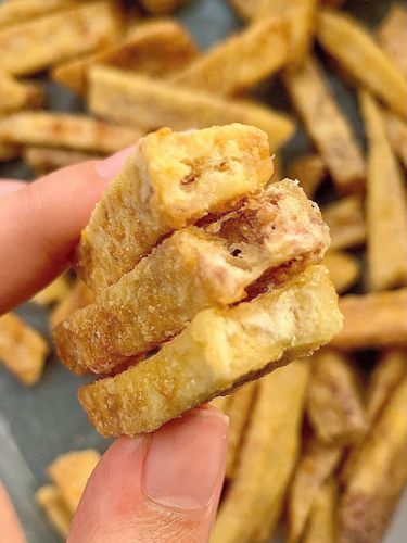 窗内越南香芋蟹黄芋头条非油炸小吃网红酥香脆口低脂即食芋条