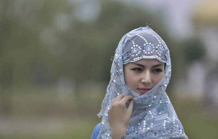 宁夏一个神秘的地方,带你领略这里漂亮的回族姑娘.五官精致.