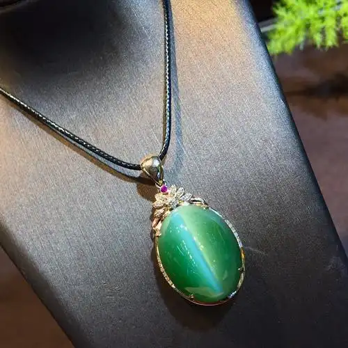 女神金挂件妈妈翡翠挂件18k镶嵌碧玉猫眼吊坠颈饰