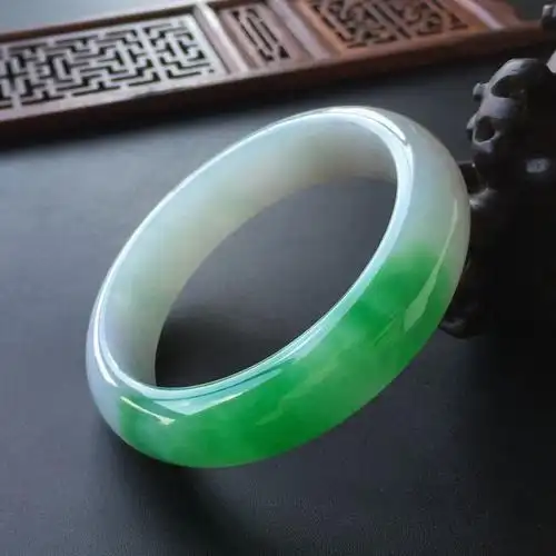 糯冰种飘阳绿手镯缅甸翡翠手镯的款式由于玉石手镯佩戴使用的历史比较