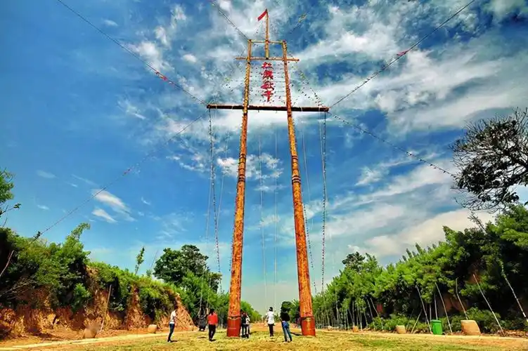 合阳南社秋千谷景区里游客们玩得兴高采烈.