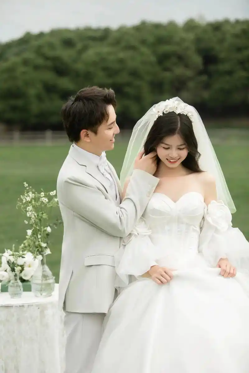 泙然心动93 带上女友拍一组草坪婚纱照.泙然心动93 带上女 - 抖音