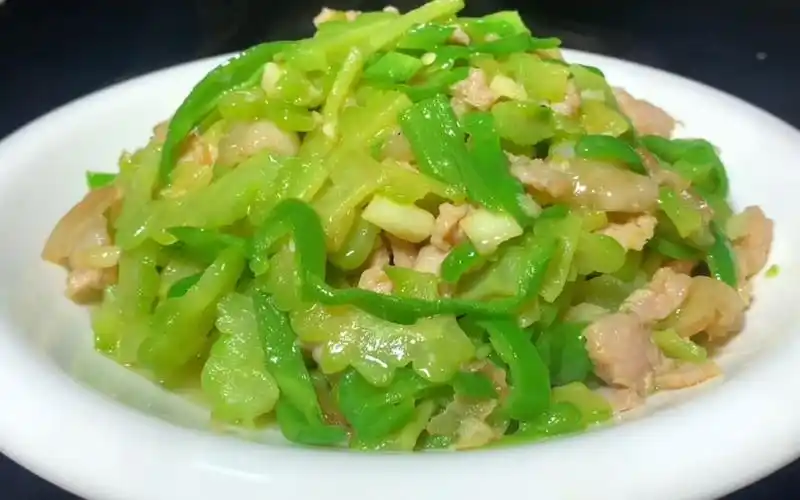 苦瓜炒肉这样做一点也不苦,肉片鲜嫩,苦瓜清爽可口做法简单易学