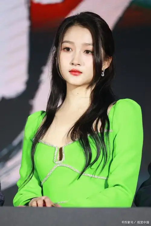 关晓彤身穿鹿晗潮牌亮相