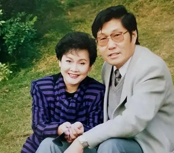 二婚遇挚爱,丈夫病逝那天和女儿抱头痛哭,李谷一现状怎样|乡恋|金铁霖