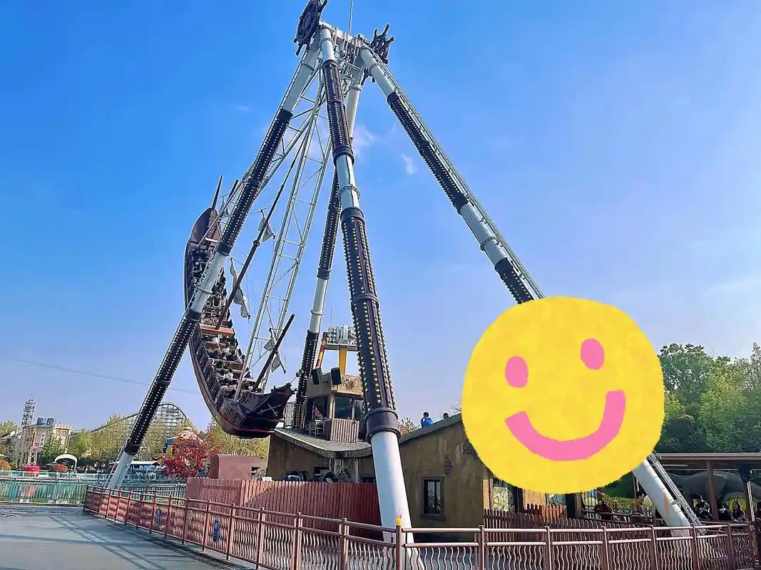 上海欢乐谷一日游.1.谷木游龙:在进门右手边是木质的过山车所 - 抖音