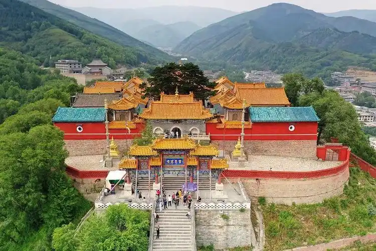 航拍:佛国圣境五台山,灵鹫峰上菩萨顶-旅游视频-搜狐视频