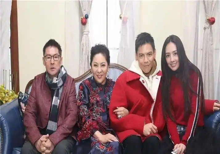 她送给儿子,向佐和儿媳妇郭美女在北京的豪宅,网友们看到之后,都纷纷