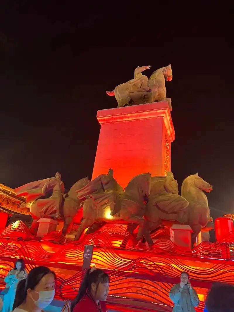 人潮涌动一片繁荣景象,盛世繁华中.  话【徽 - 抖音