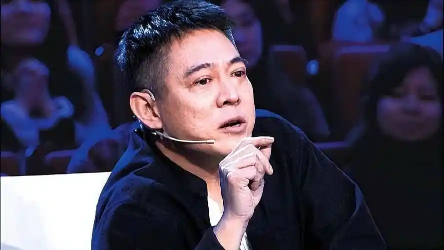 李连杰近照曝光:扎小辫,满脸黑色老年斑,和利智跪坐念经引热议