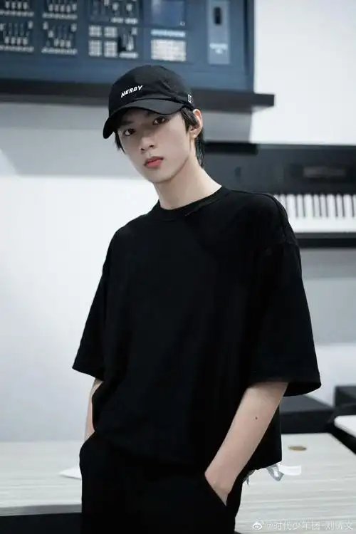 刘耀文棒球帽随拍