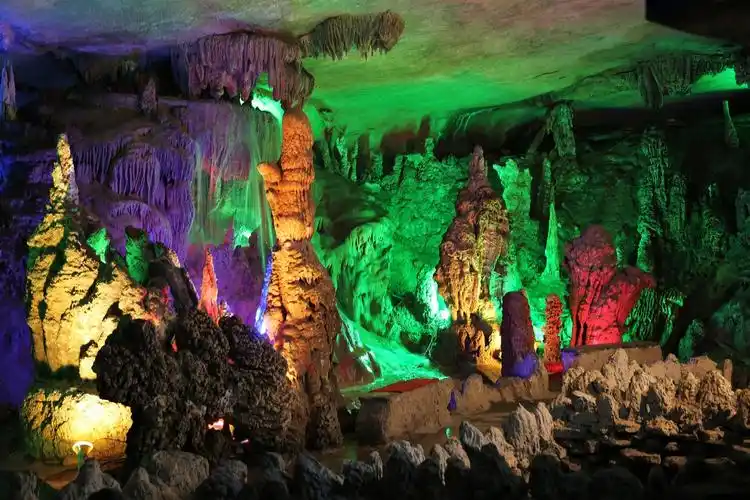 【桂林洞天小景七星岩】